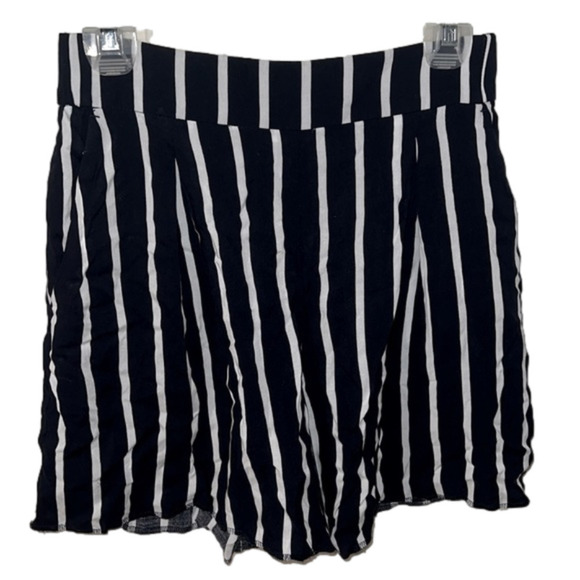 H&M black and white striped flowy shorts - Picture 2 of 4
